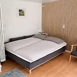 Im Auerbacher Ortskern Naehe Fuerstenlager Apartman